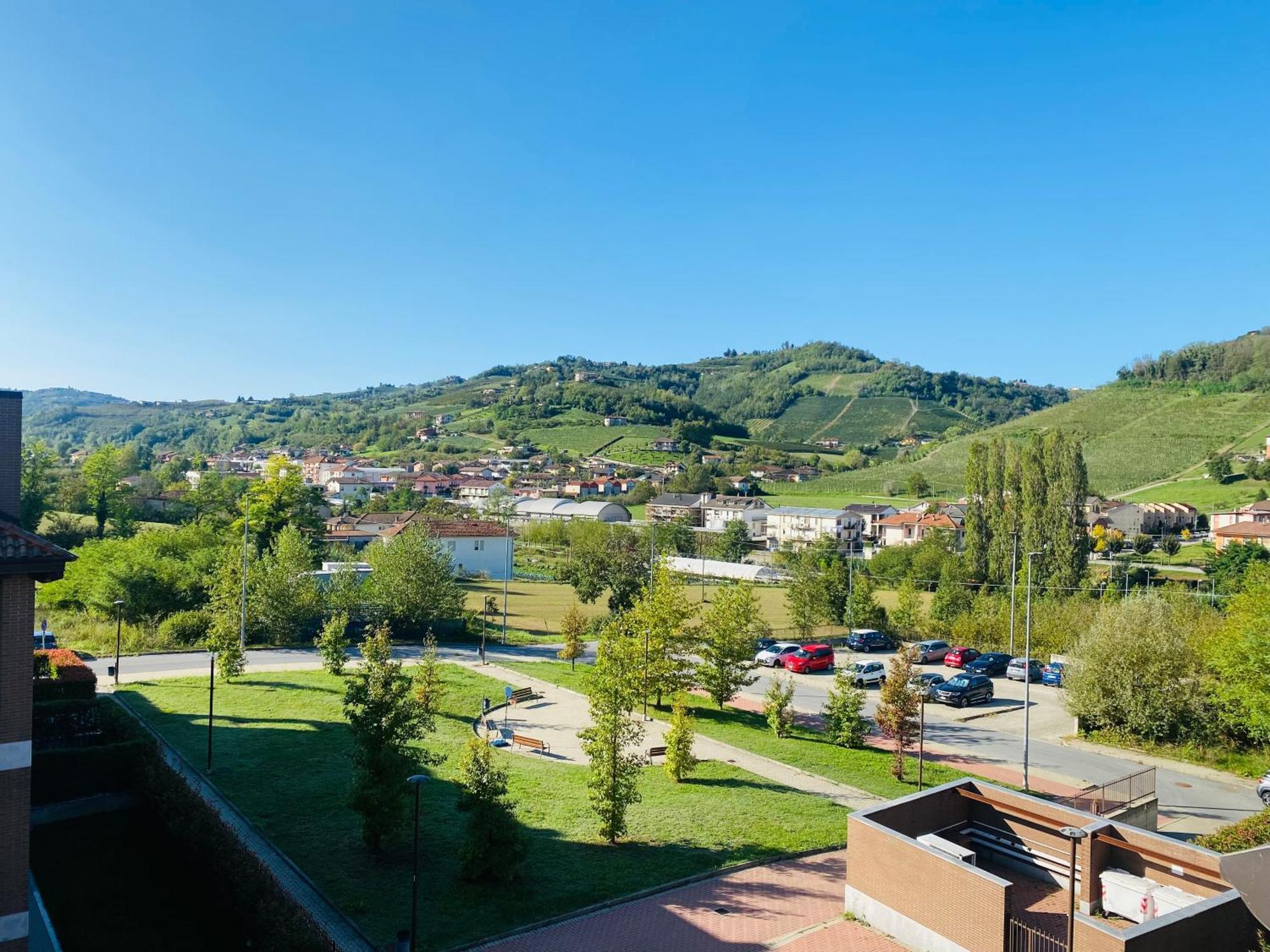 Attico Nel Cuore Delle Langhe - Free Parking Wi-Fi E Ac Alba  Exteriör bild